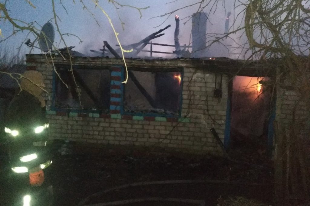 На Харьковщине во время пожара мужчина, который не мог ходить, сумел выползти из дома