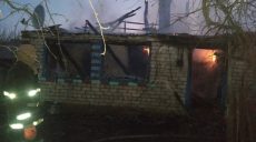 На Харьковщине во время пожара мужчина, который не мог ходить, сумел выползти из дома