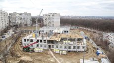 У майбутньому дитсадку та початковій школі в Пісочині почали монтувати покрівлю (відео)