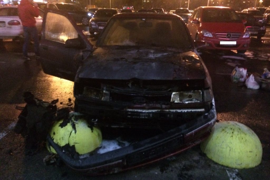 В Харькове на парковке у торгового центра сгорел автомобиль (фото)