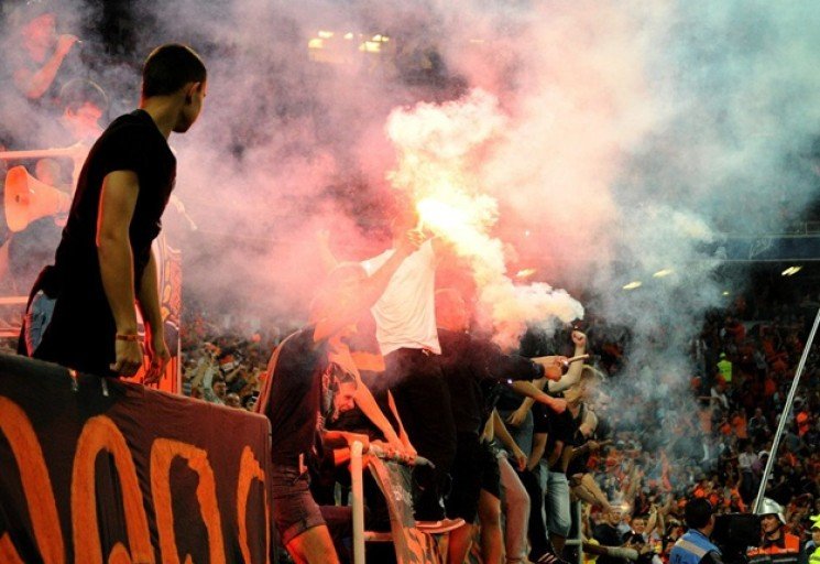 УЕФА наказало «Шахтер» за расизм и фейерверки болельщиков во время матча с «Айнтрахтом»