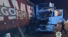 На Полтавском шляхе столкнулись Mercedes и DAF с полуприцепом (фото)