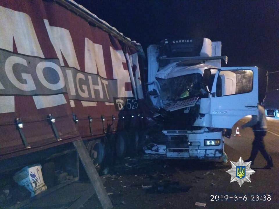 На Полтавском шляхе столкнулись Mercedes и DAF с полуприцепом (фото)