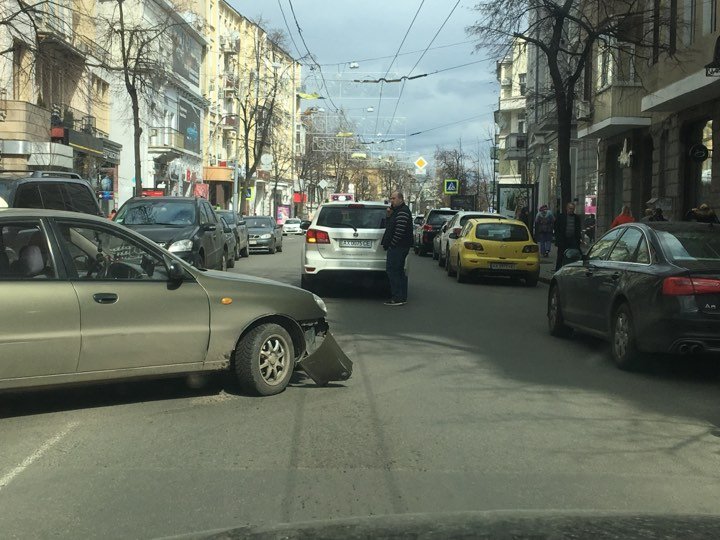 На Сумской таксист создал пробку (фото)