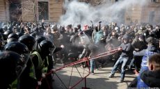 В Киеве возле Администрации Президента прошли стычки националистов и полиции (видео, фото)