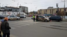 На Полтавском шляхе столкнулись Mercedes-Benz и патрульная Toyota Prius (фото)