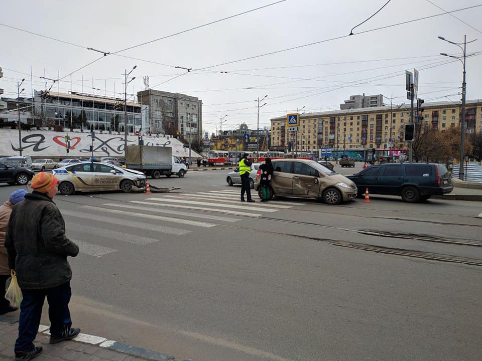 На Полтавском шляхе столкнулись Mercedes-Benz и патрульная Toyota Prius (фото)