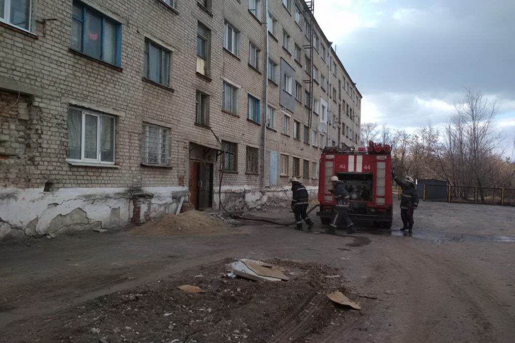 Под Харьковом из горящей пятиэтажки спасли мужчину