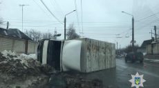 На Александровском проспекте перевернулся грузовик TATA (фото)