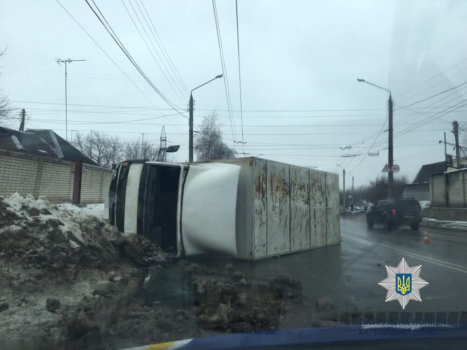 На Александровском проспекте перевернулся грузовик TATA (фото)