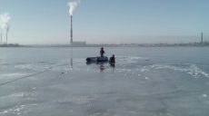 Харьковские браконьеры продолжают ловить рыбу, несмотря на тонкий лед