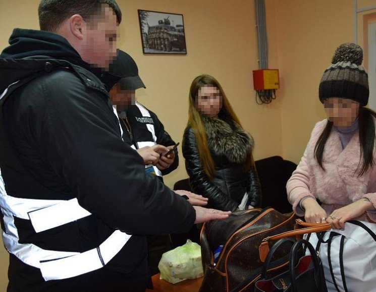 На «Гоптовке» пограничники остановили украинок, которые ехали в Россию заниматься проституцией