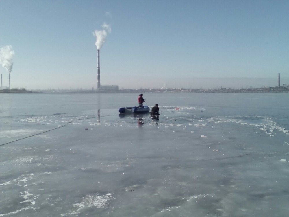Харьковские браконьеры продолжают ловить рыбу, несмотря на тонкий лед