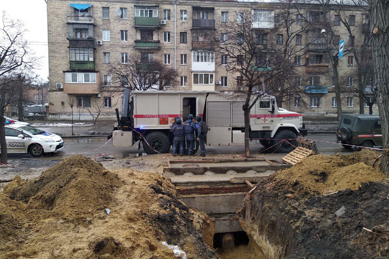 В Харькове во время рытья котлована нашли 100-килограммовый фугас (фото)