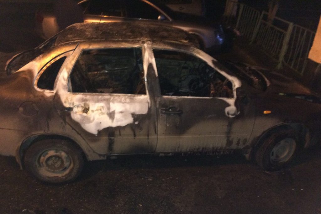В Харькове ночью подожгли автомобиль (фото)