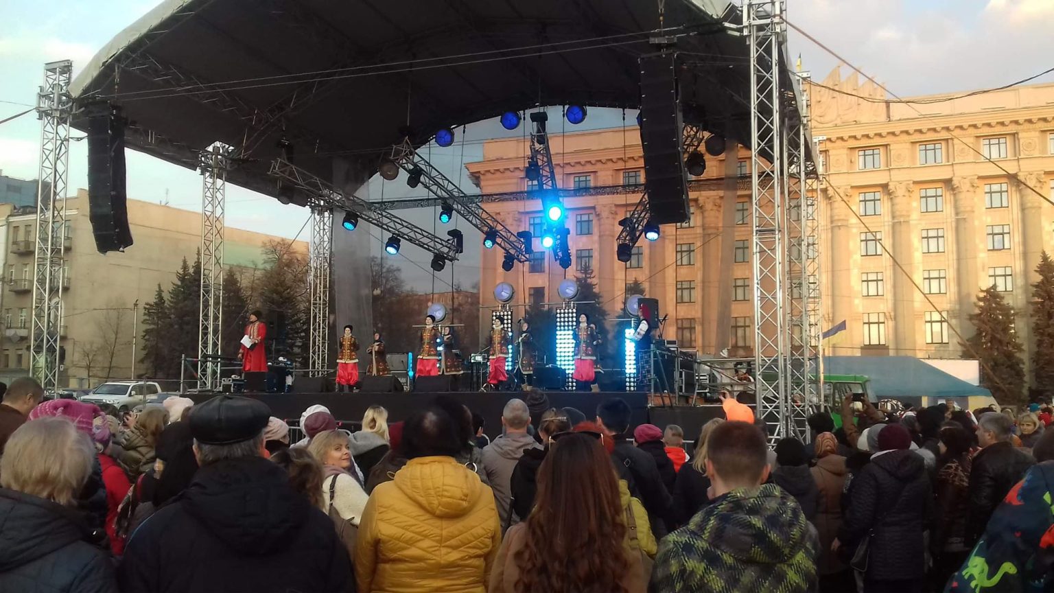 Харьковчане провожают зиму блинами и шашлыком (фоторепортаж)