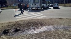 На Лесопарковской троллейбус столкнулся с Infiniti