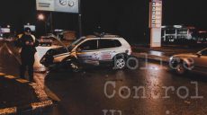 В Харькове полицейский автомобиль врезался в бордюр (фото)