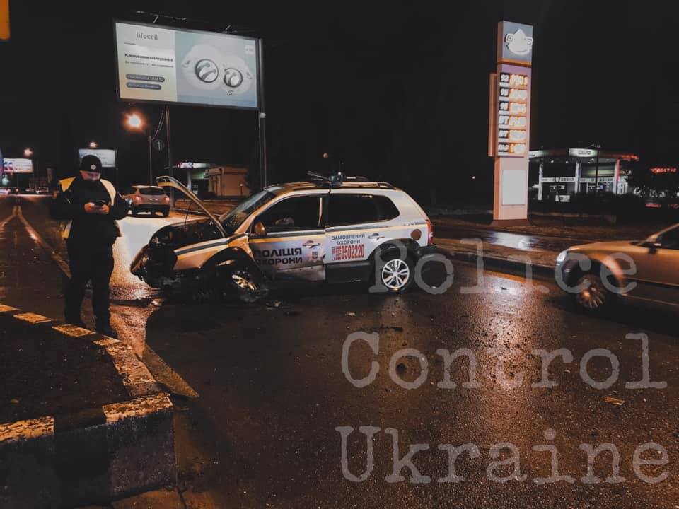 В Харькове полицейский автомобиль врезался в бордюр (фото)