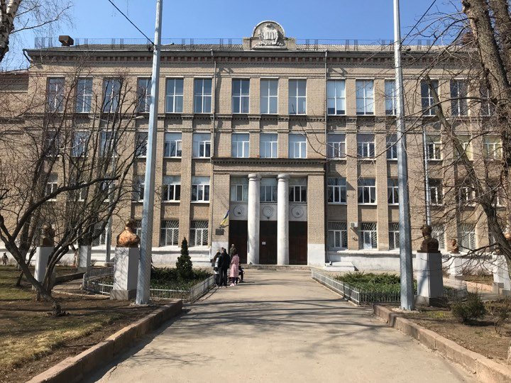 На участке в Шевченковском районе растет количество избирателей, которые спешат проголосовать (фоторепортаж)