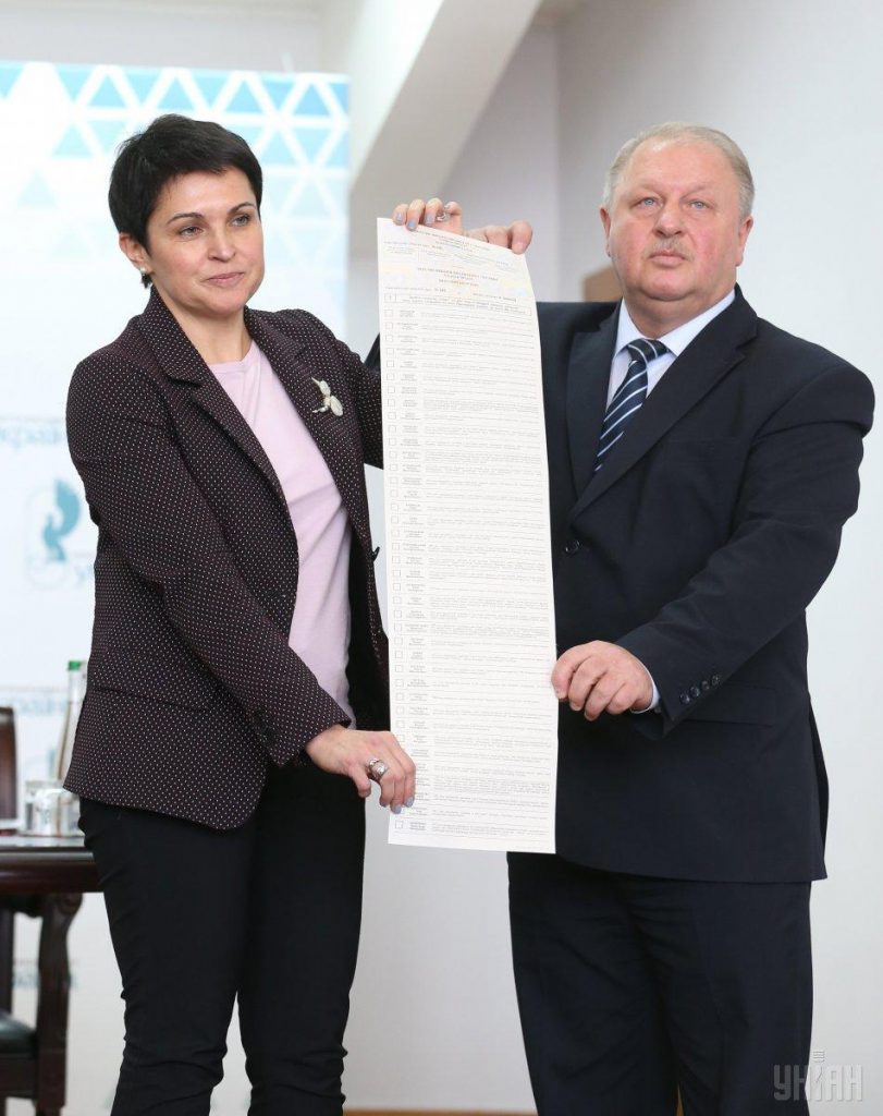 В Украине отпечатали рекордно длинные избирательные бюллетени