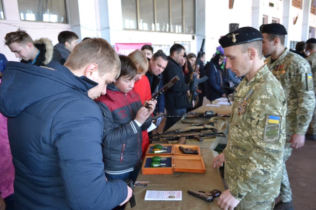 Танкисты познакомили молодежь со спецификой своей службы (фото)