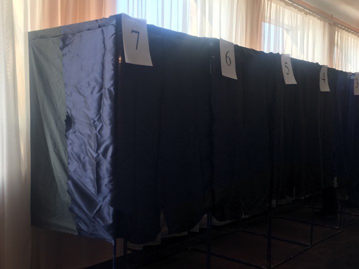 В Новобаварском районе активно голосуют избиратели (фоторепортаж)