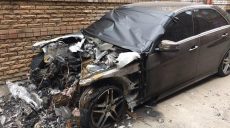 Поджог — одна из версий возгорания Mercedes в Киевском районе