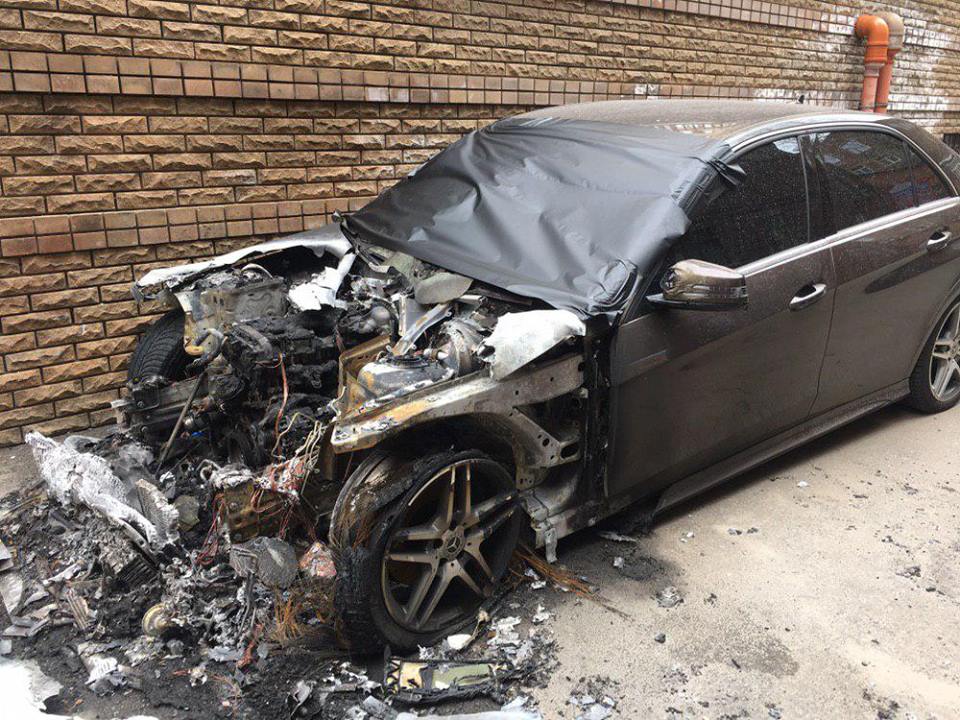 Поджог — одна из версий возгорания Mercedes в Киевском районе