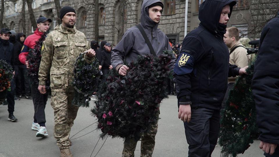 Акция протеста в Киеве: Нацкорпус принес поминальные венки (фото)