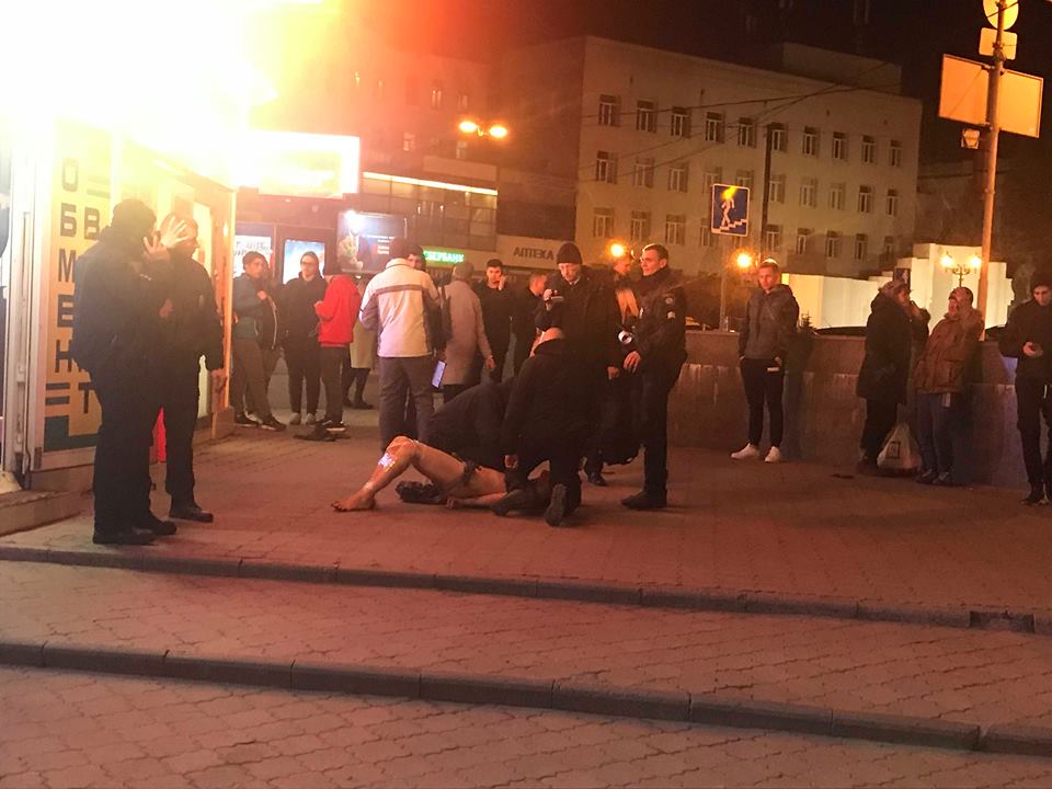 «Я не хочу умирать»: в центре Харькова голый мужчина напугал прохожих (фото)