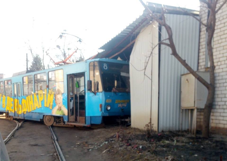 В Харькове трамвай въехал в гараж (фото)