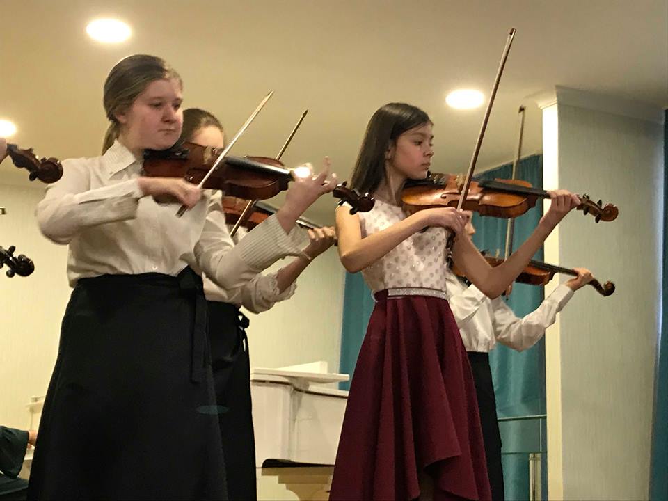 Харьковские музыканты получили подарок от украинской скрипачки (фото)