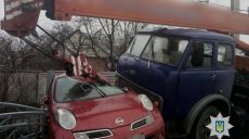 В Харькове столкнулись автокран и «Nissan Mikra»