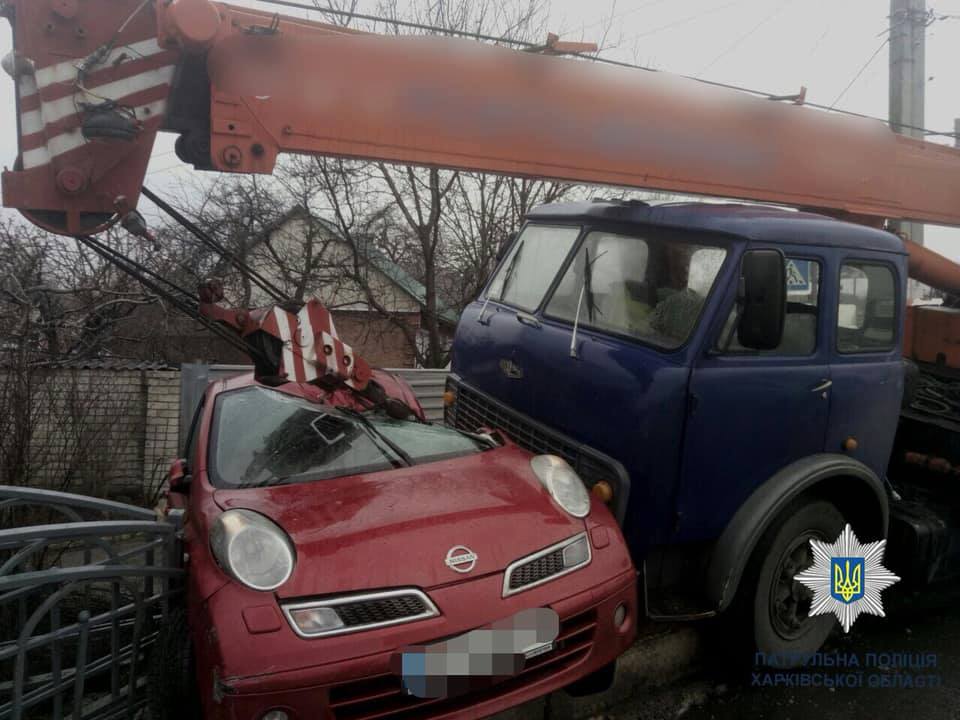 В Харькове столкнулись автокран и «Nissan Mikra»
