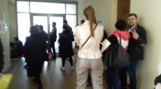 Останній день зміни місця голосування: у Харкові люди стояли у чергах (відео)