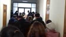 В Харькове выстроились очереди желающих попасть на выборы президента (фото)