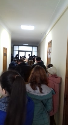 В Харькове выстроились очереди желающих попасть на выборы президента (фото)