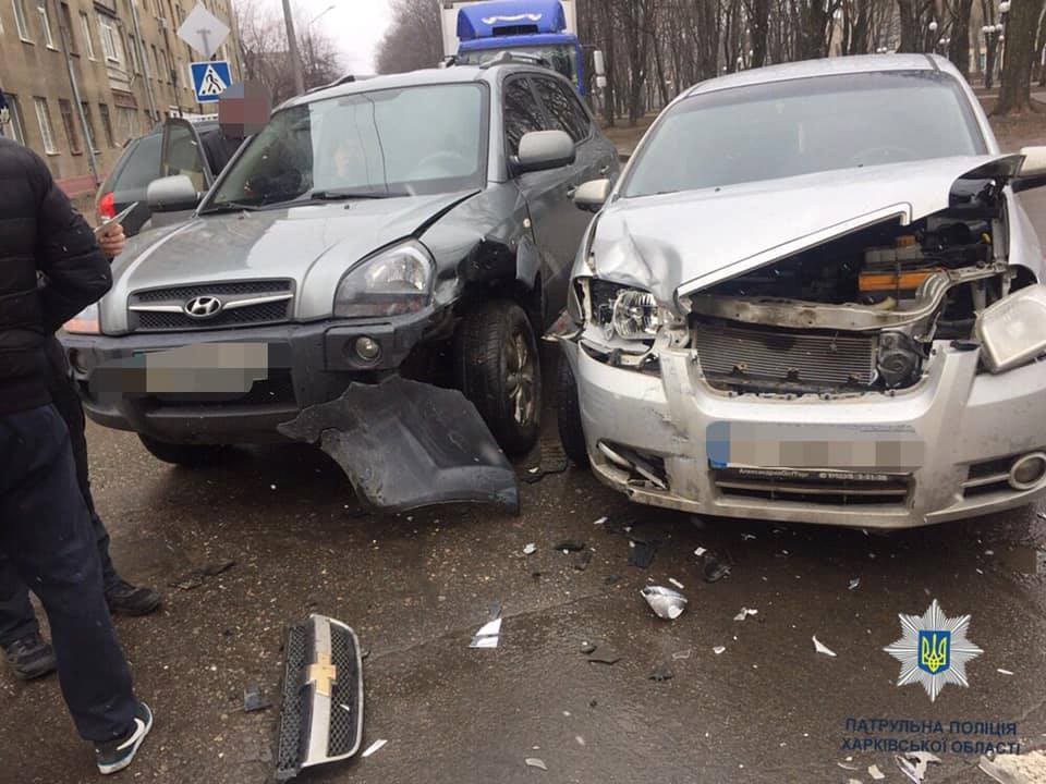 В Харькове столкнулись две иномарки