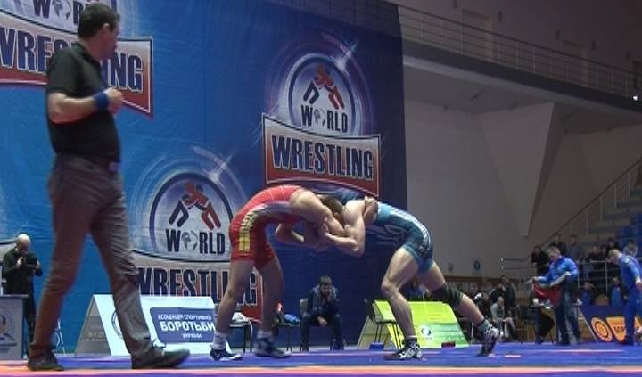 В Харькове стартовал чемпионат Украины по вольной борьбе (фото)