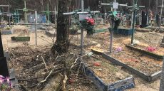 Мерефяне жалуются, что коммунальщики повредили надгробия (фото)