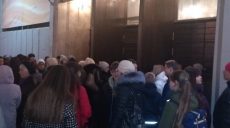 В ХНАТОБ на спектакль не пускают людей (фото)
