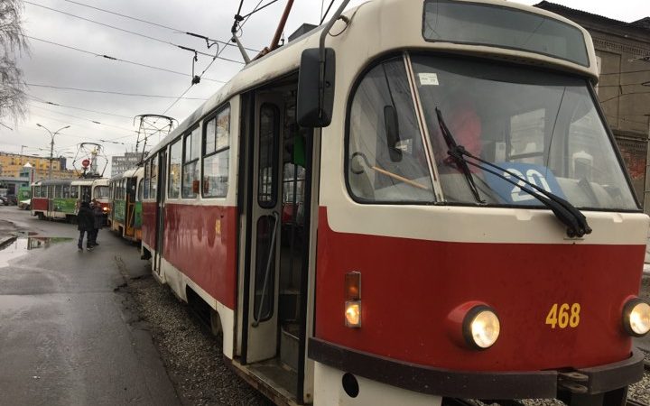 Кондуктор в Харькове прогнала зацепера пинком под зад (видео)