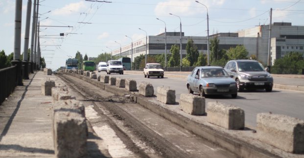 На Коммунальном мосту до сентября изменится движение транспорта