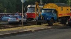 Дорожники нашли способ запретить движение автомобилей по трамвайным путям