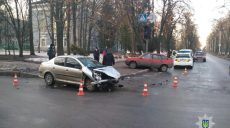 На Архитектора Алешина столкнулись ВАЗ и Peugeot (фото)