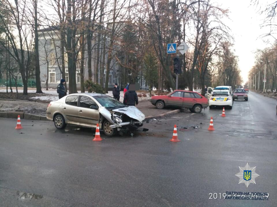 На Архитектора Алешина столкнулись ВАЗ и Peugeot (фото)