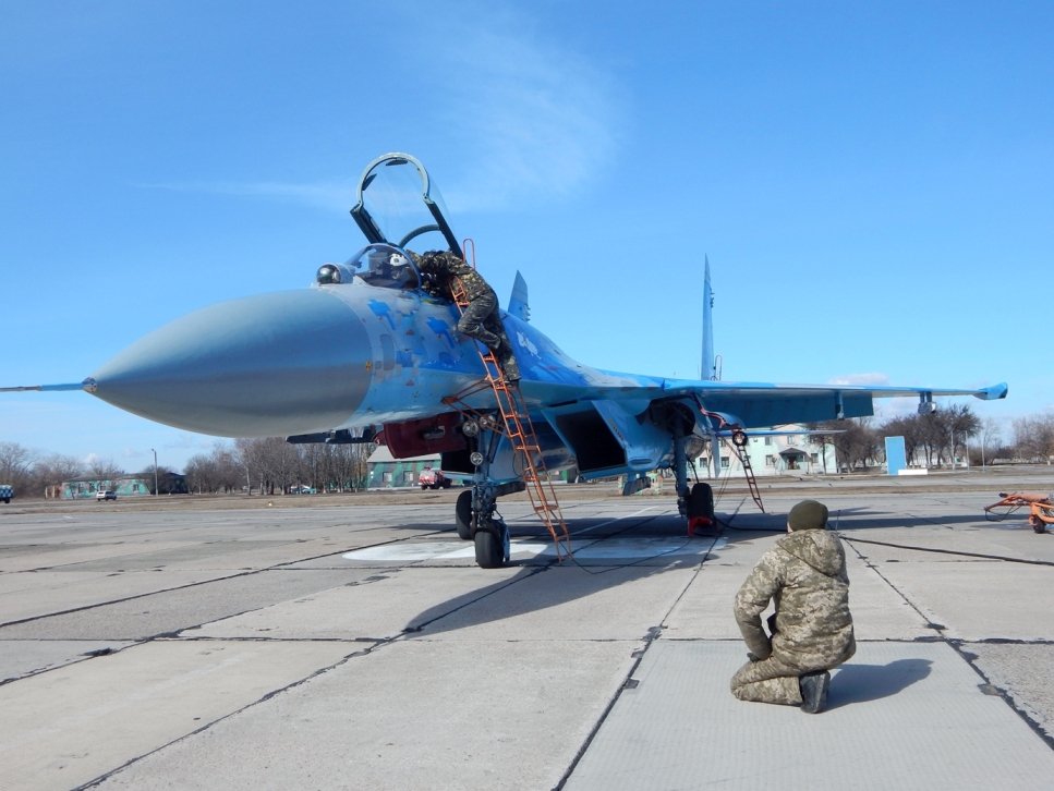 Харьковские курсанты-летчики прошли тренажерную подготовку под Полтавой (фото)