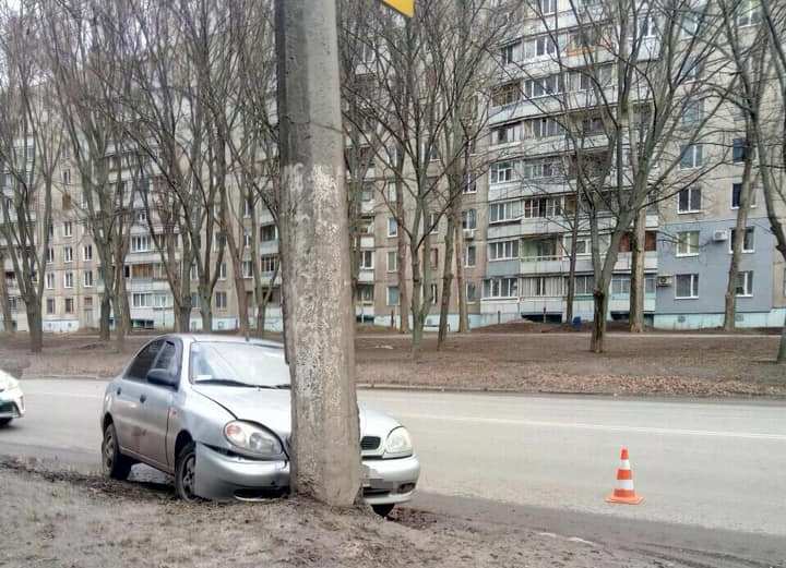 На Гвардейцев Широнинцев Daewoo Lanos врезался в столб (фото)