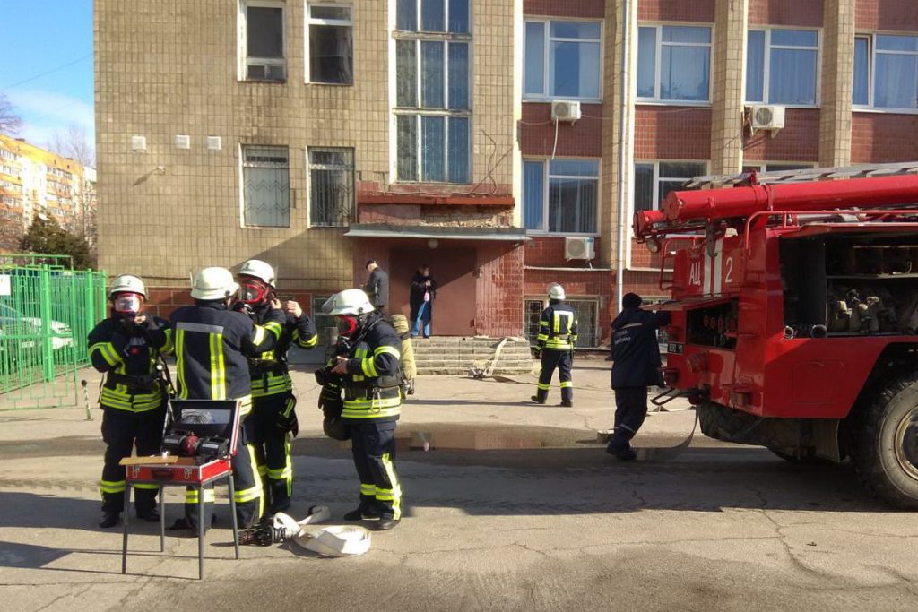 Спасатели в Харькове учебно эвакуировали две райадминистрации (фото)